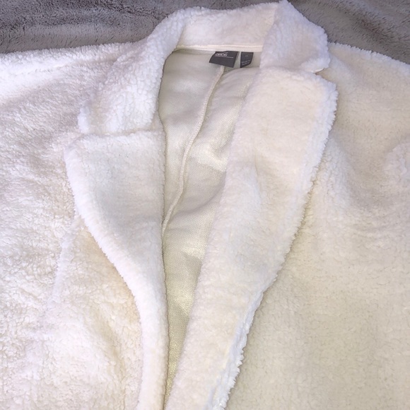 ASOS DESIGN oversized fuzzy coat - Picture 3 of 4